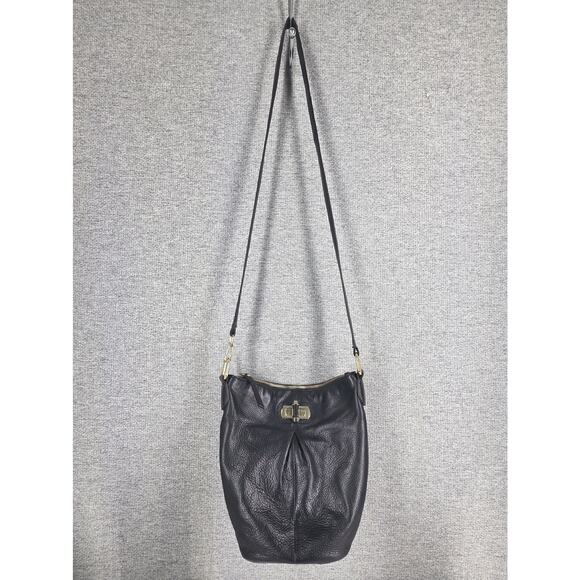 B. MAKOWSKY WOMEN’S BLACK LEATHER CROSSBODY BUCKET HOBO PURSE — STYLE A226297 - Picture 13 of 16